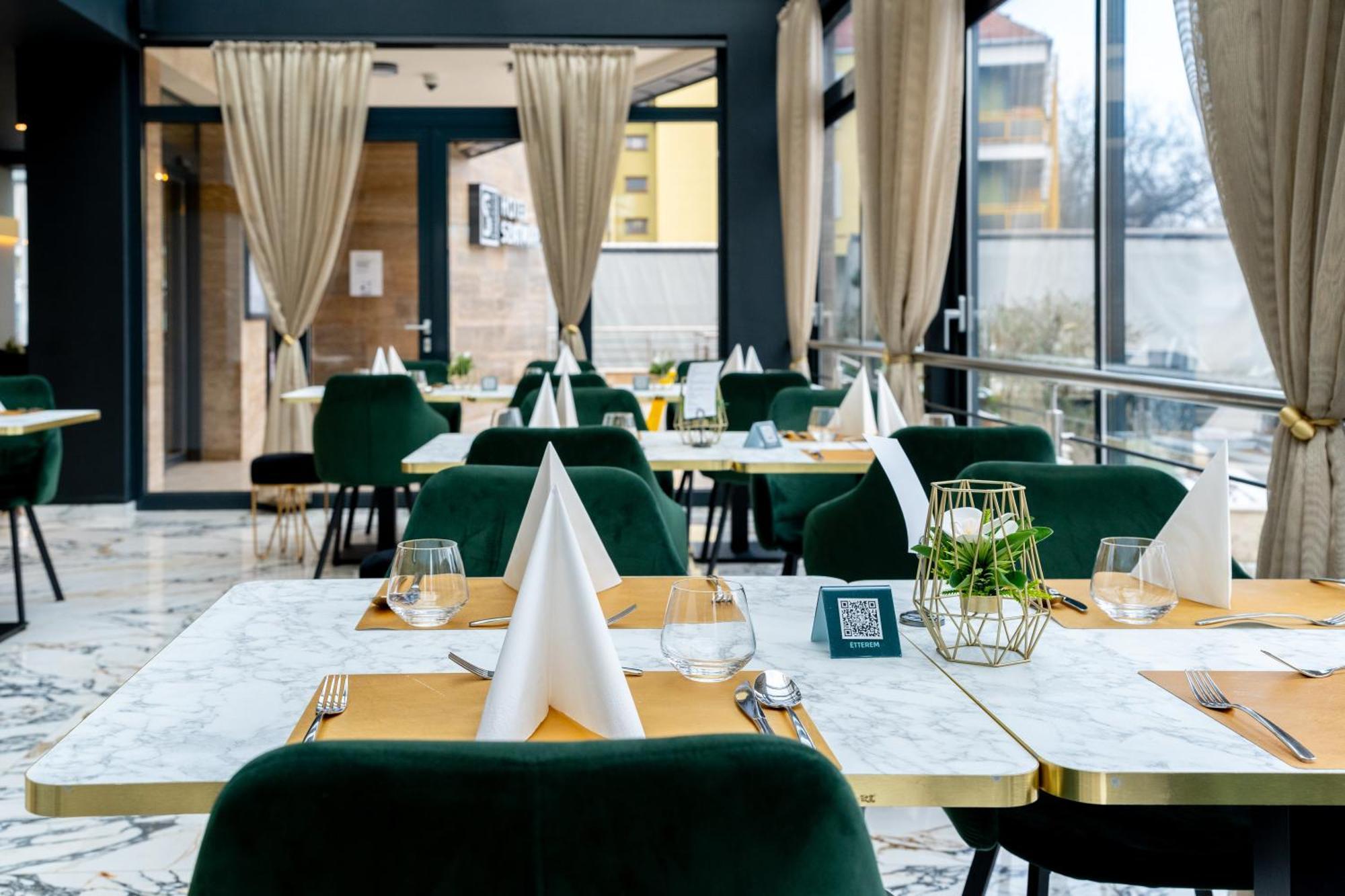 Hotel Szatmari & Etterem Jászberény Eksteriør billede